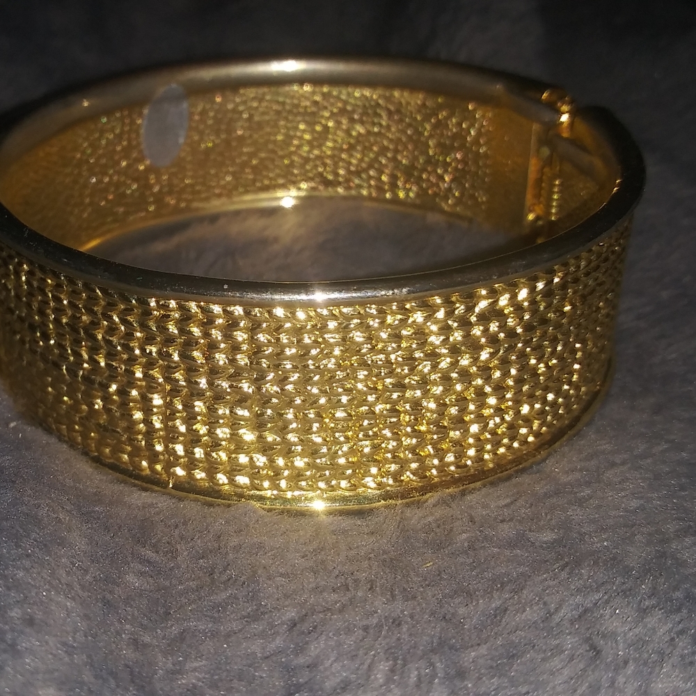 Solid clasp bracelet